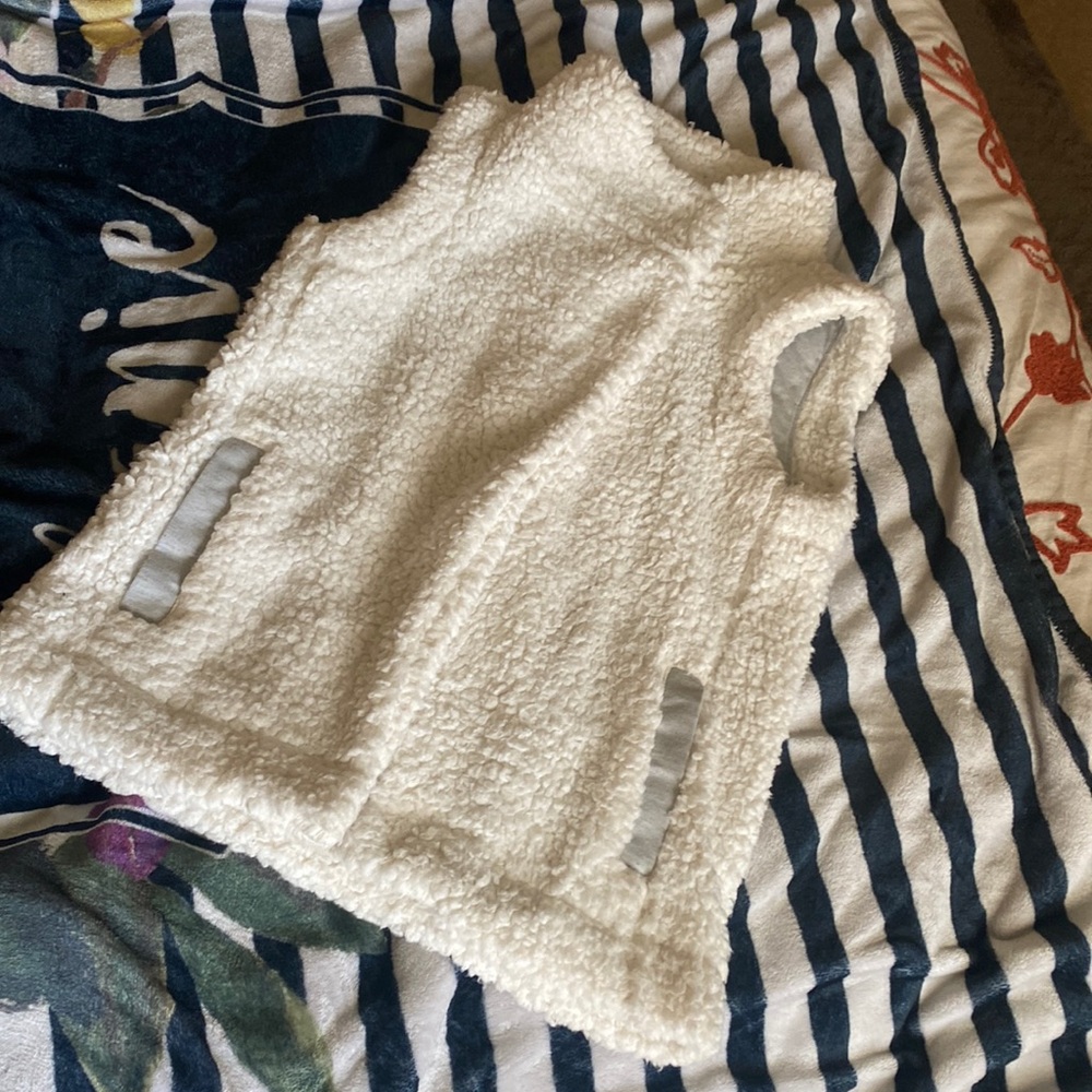 Dylan cozy Sherpa snap vest in cream. Size S.